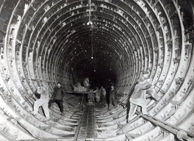 Tunnel unter der Seine flussabwärts von der Pont de la Concorde in Richtung Oper, 25. März 1911 von French Photographer